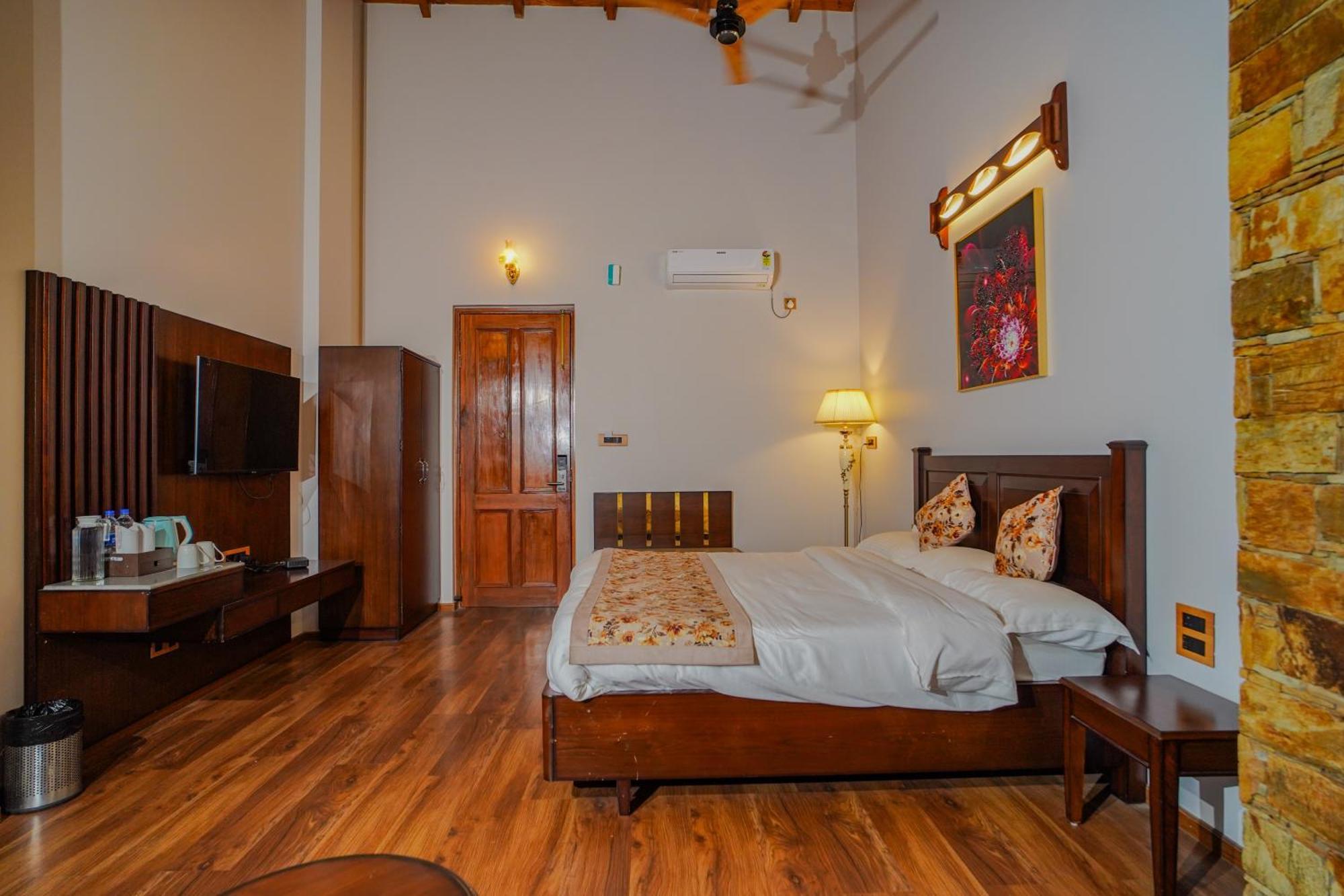 Neelesh Inn- A Luxury Lake View Hotel- 20 Kms From Nainital Bhīm Tāl Kültér fotó