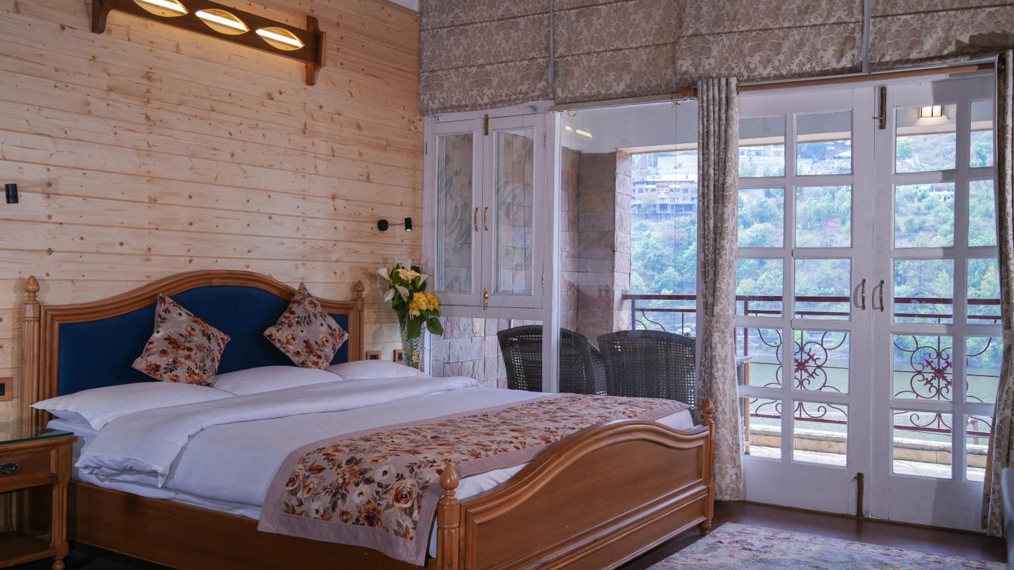 Neelesh Inn- A Luxury Lake View Hotel- 20 Kms From Nainital Bhīm Tāl Kültér fotó