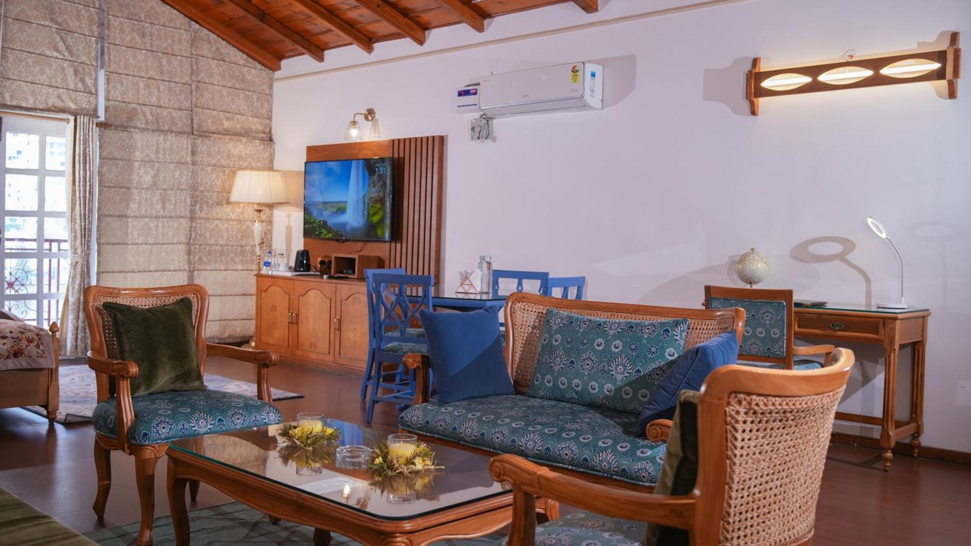 Neelesh Inn- A Luxury Lake View Hotel- 20 Kms From Nainital Bhīm Tāl Kültér fotó
