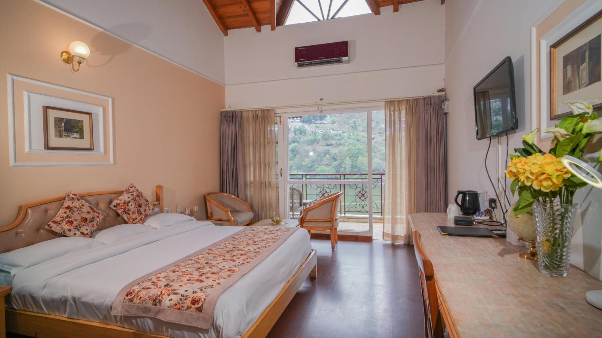 Neelesh Inn- A Luxury Lake View Hotel- 20 Kms From Nainital Bhīm Tāl Kültér fotó