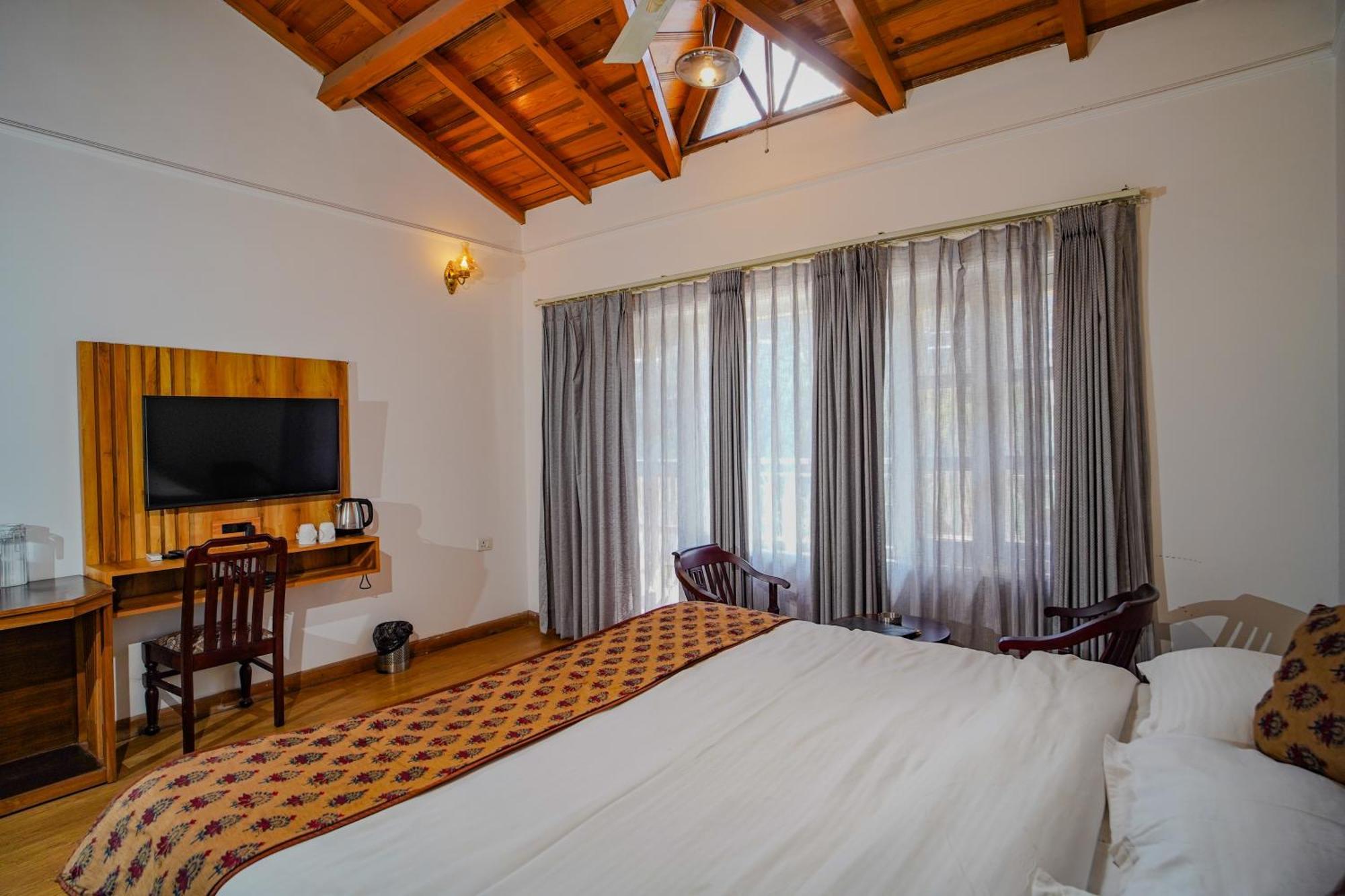 Neelesh Inn- A Luxury Lake View Hotel- 20 Kms From Nainital Bhīm Tāl Kültér fotó