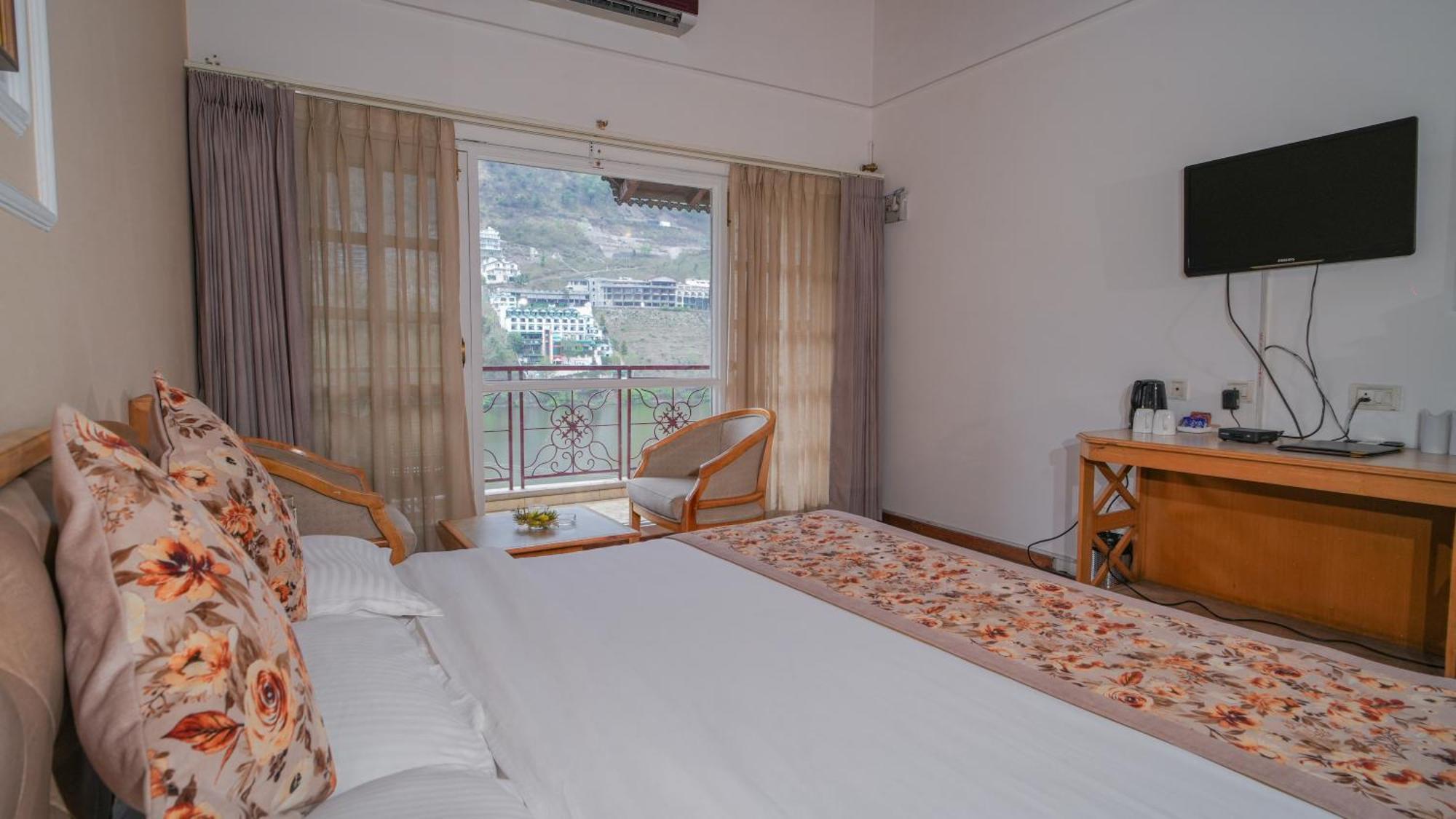 Neelesh Inn- A Luxury Lake View Hotel- 20 Kms From Nainital Bhīm Tāl Kültér fotó