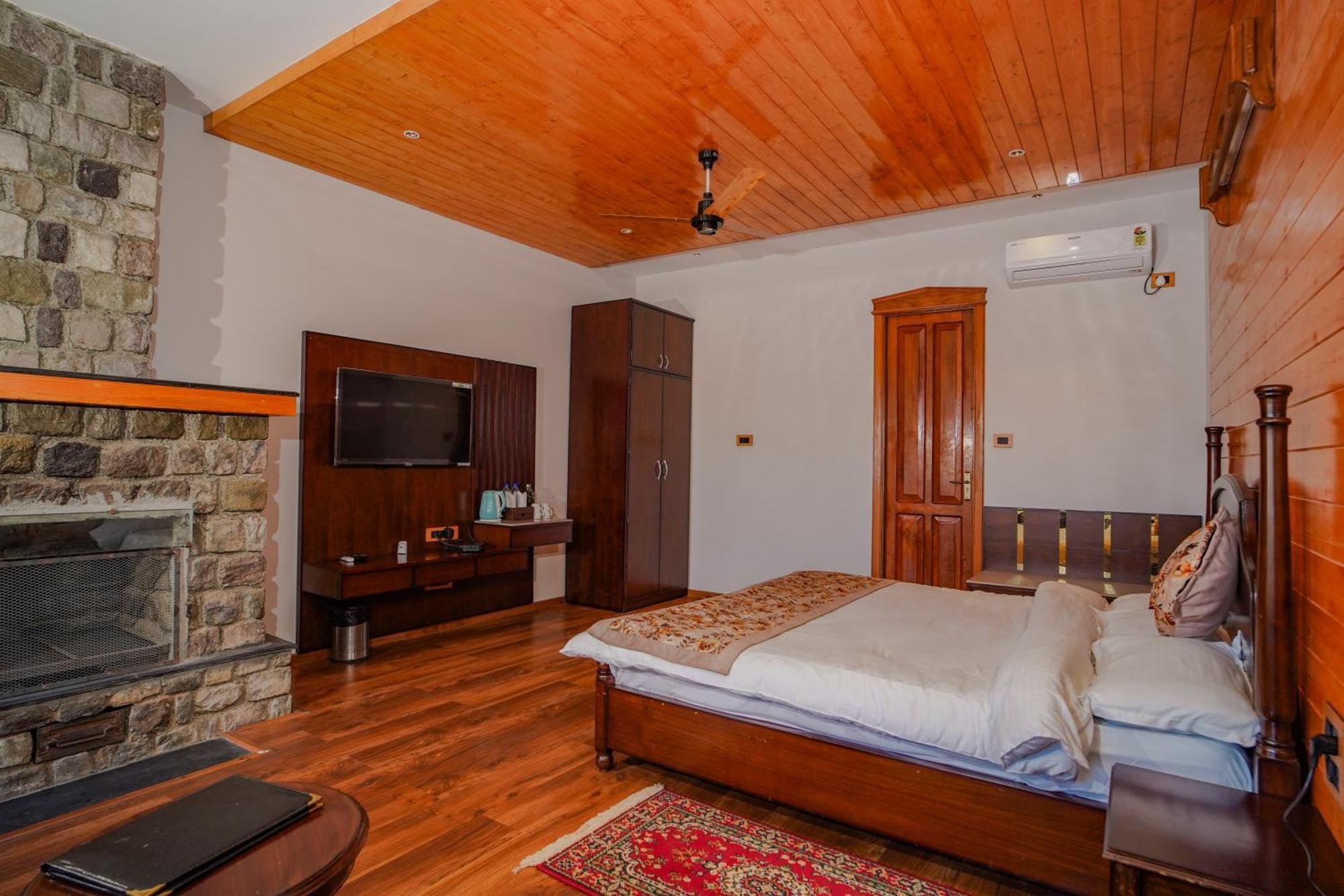 Neelesh Inn- A Luxury Lake View Hotel- 20 Kms From Nainital Bhīm Tāl Kültér fotó