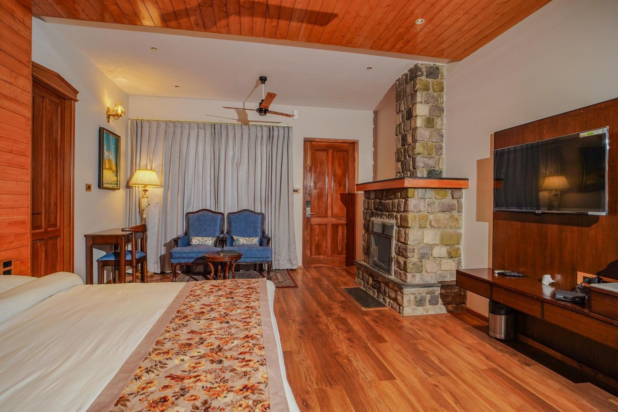 Neelesh Inn- A Luxury Lake View Hotel- 20 Kms From Nainital Bhīm Tāl Kültér fotó