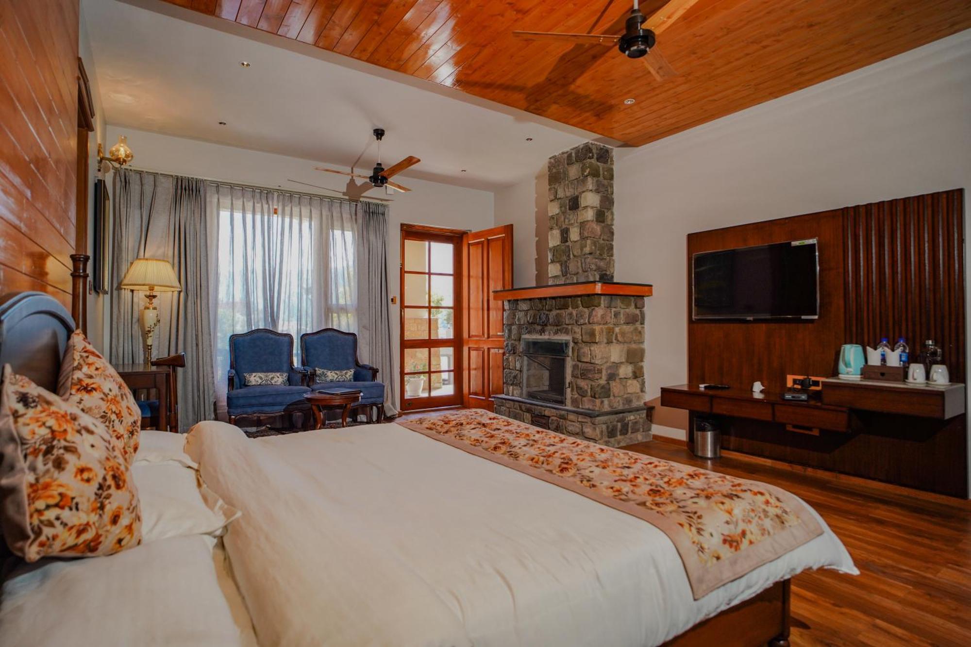 Neelesh Inn- A Luxury Lake View Hotel- 20 Kms From Nainital Bhīm Tāl Kültér fotó