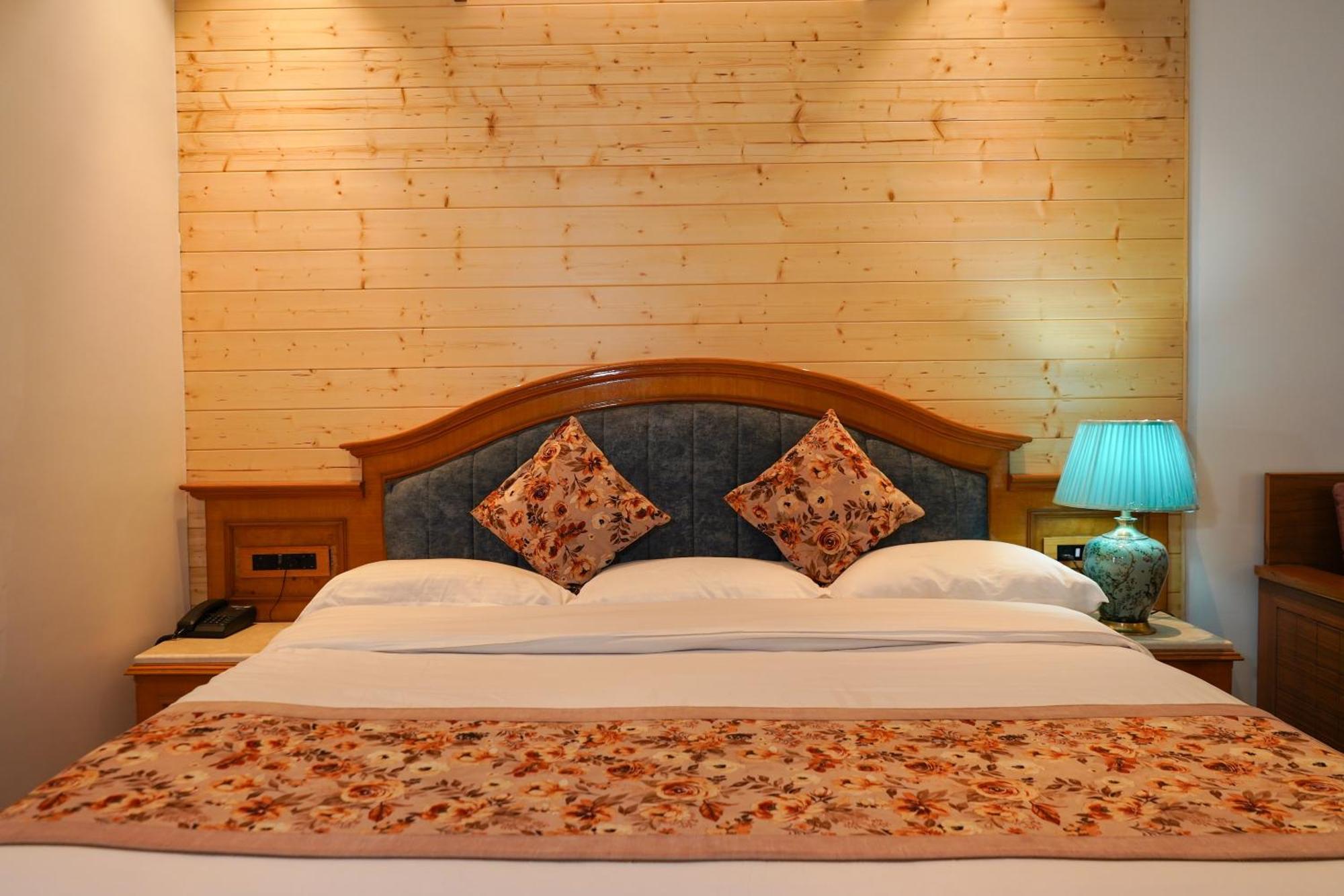 Neelesh Inn- A Luxury Lake View Hotel- 20 Kms From Nainital Bhīm Tāl Kültér fotó