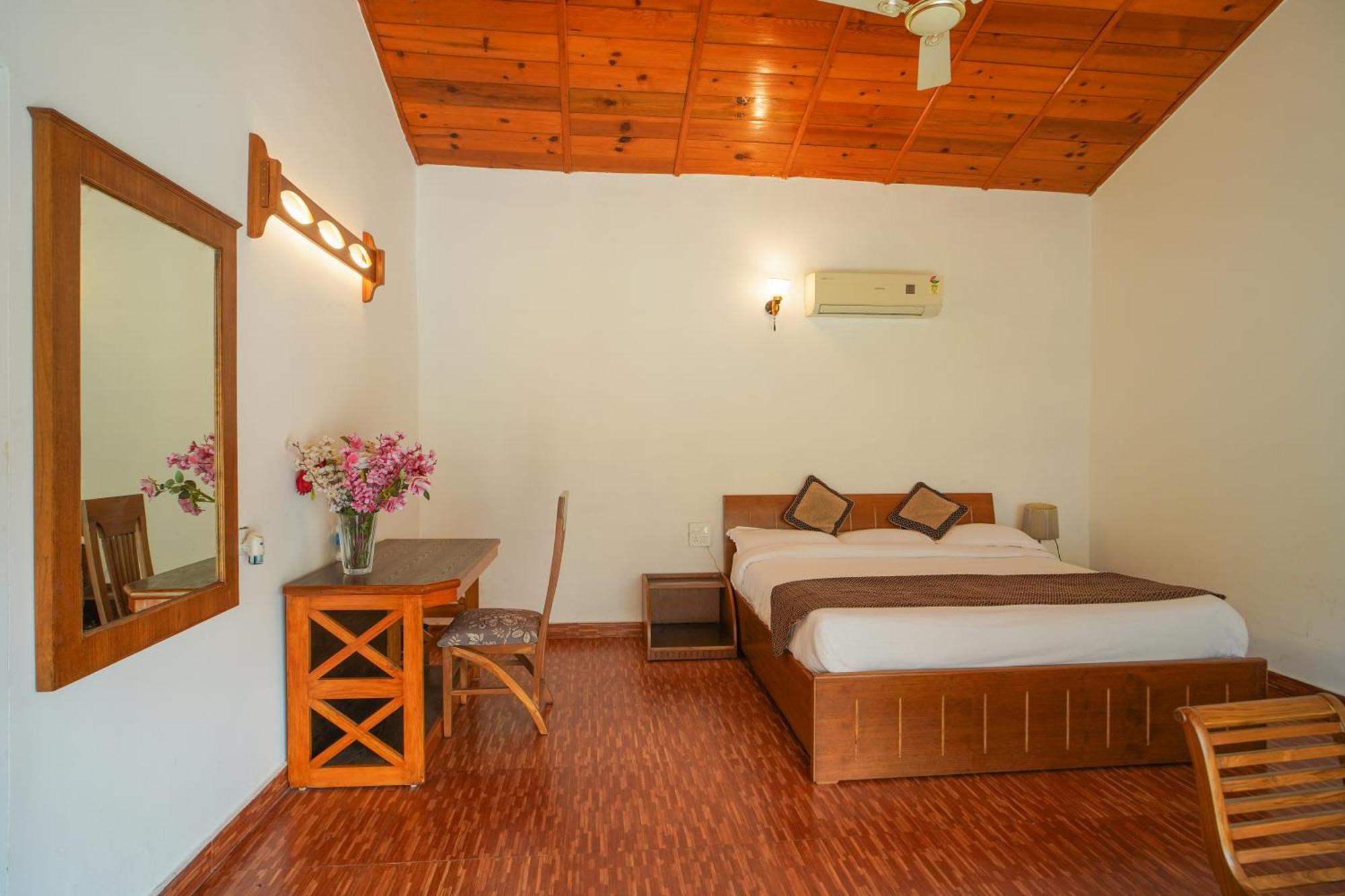 Neelesh Inn- A Luxury Lake View Hotel- 20 Kms From Nainital Bhīm Tāl Kültér fotó