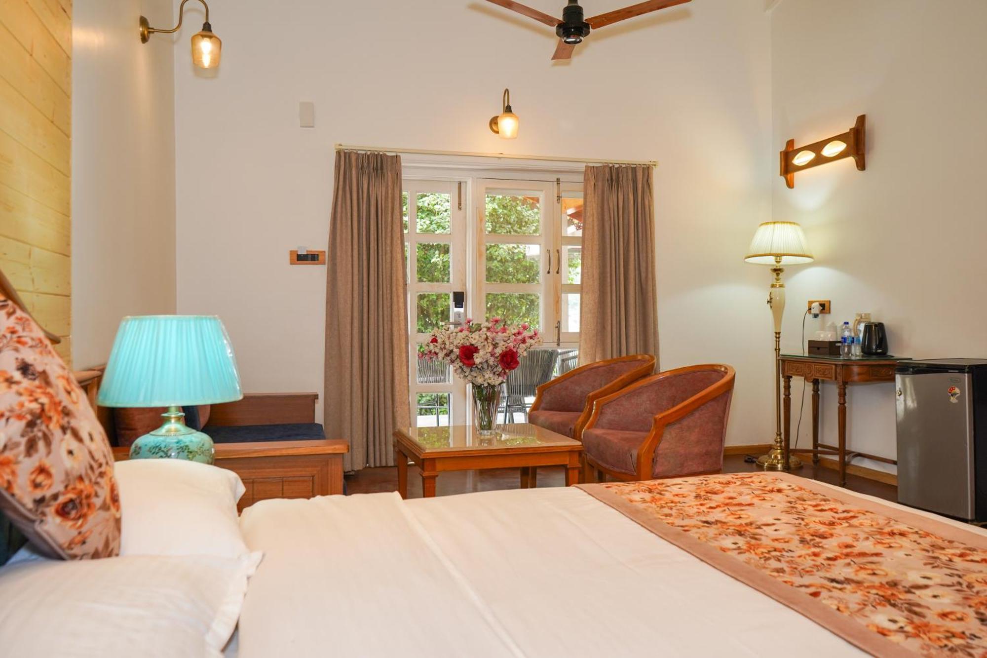 Neelesh Inn- A Luxury Lake View Hotel- 20 Kms From Nainital Bhīm Tāl Kültér fotó