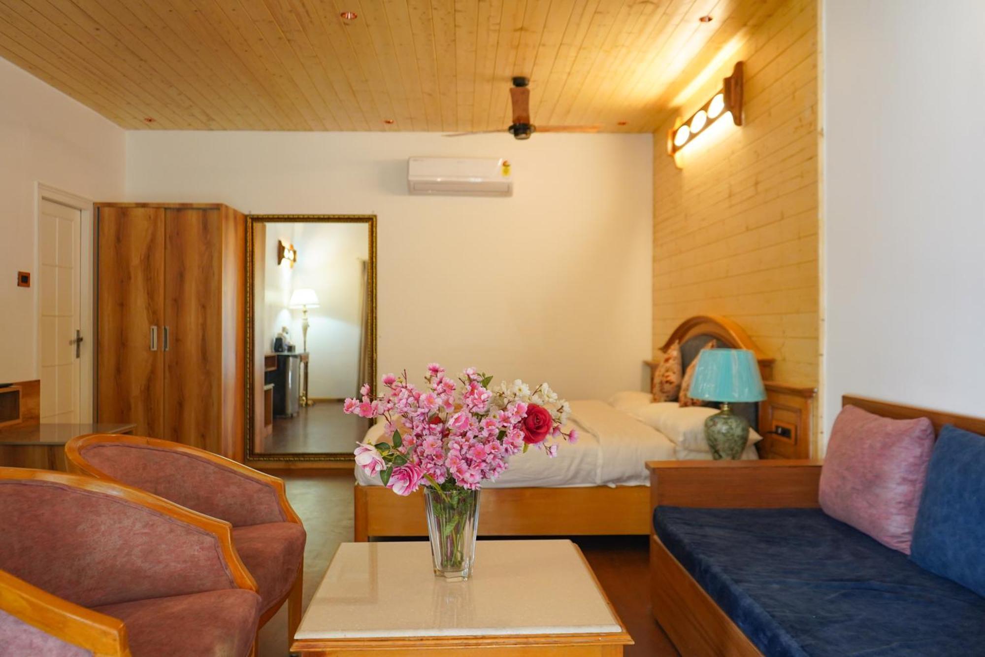 Neelesh Inn- A Luxury Lake View Hotel- 20 Kms From Nainital Bhīm Tāl Kültér fotó